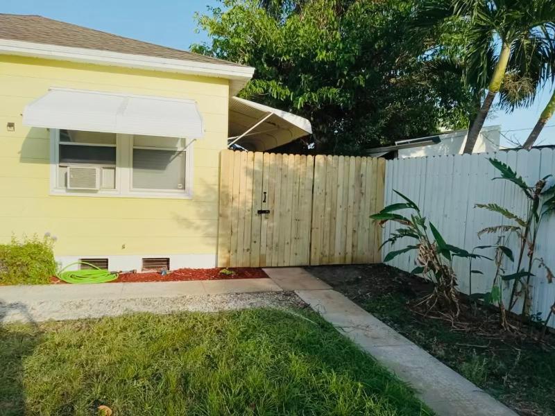5 Min To Beach Large Living Room Fenced Backyard Bbq Firepit Driveway Boat Parking Lake Worth Beach Exteriör bild